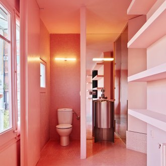 Ροζ μωσαϊκό στο εσωτερικό του μπάνιου