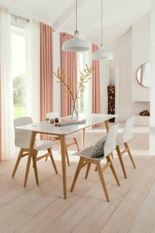 Ροζ κουρτίνες στο εσωτερικό