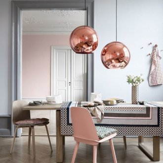 Ροζ καρέκλα στο εσωτερικό