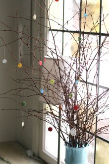 Κλαδιά δέντρων με διακόσμηση σε βάζο δαπέδου