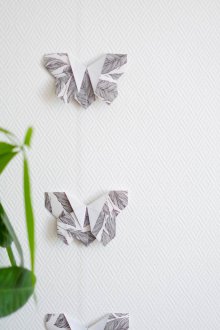 Πεταλούδες Origami από ασπρόμαυρο χαρτί.