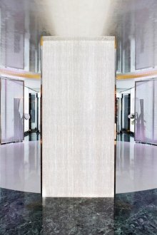 Μεγάλα γυάλινα αγγεία στο πάτωμα