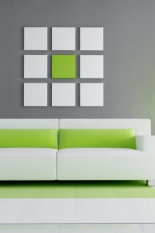 Ασημένιο βάζο στο πάτωμα σε ένα μινιμαλιστικό εσωτερικό καθιστικό