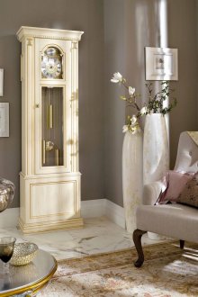 Λευκά βάζα στο πάτωμα με ένα μπεζ σχέδιο στο σαλόνι