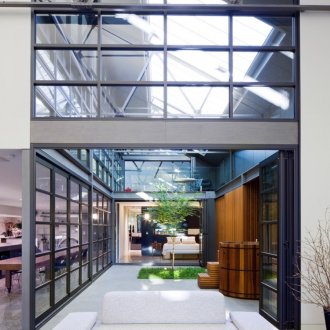 Σπίτι με παράθυρα υψηλής τεχνολογίας