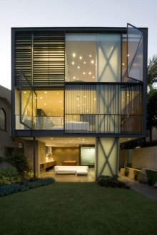 Σπίτι με γυάλινο τοίχο υψηλής τεχνολογίας