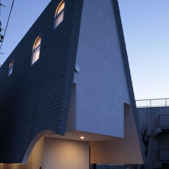 Στενό σπίτι υψηλής τεχνολογίας