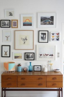 Φωτογραφίες πάνω από το βάθρο στο εσωτερικό