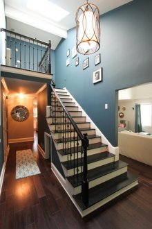 Φωτογραφίες πάνω από τις σκάλες στο εσωτερικό