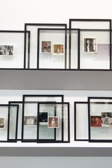 Φωτογραφίες σε ράφι στο εσωτερικό