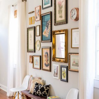 Φωτογραφίες στο εσωτερικό του διαδρόμου