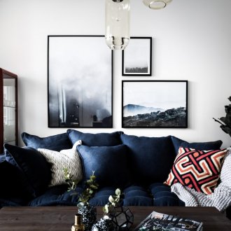 Εικόνες πλαισιωμένες πάνω από τον καναπέ στο εσωτερικό