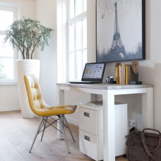 Φωτογραφίες πάνω από το τραπέζι στο εσωτερικό