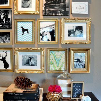 Φωτογραφίες σε χρυσό πλαίσιο στο εσωτερικό