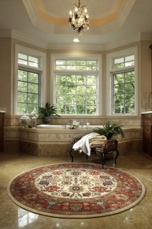 Στρογγυλό χαλί σε ένα κλασικό μπάνιο