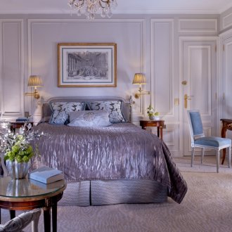 Μεγάλο χαλί εκτύπωσης στο κλασικό υπνοδωμάτιο