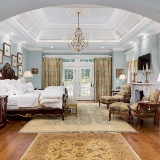 Δύο χαλιά σε μπεζ, μπλε και καφέ σε ένα μεγάλο υπνοδωμάτιο σε κλασικό ύφος