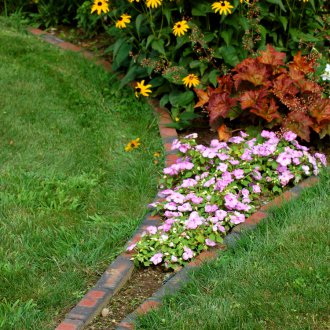 Τούβλα σύνορα στον κήπο