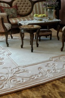 Ανάγλυφο χαλί στο κλασικό σαλόνι