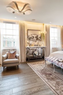 Κρέμα-μοβ χαλί στην κλασική κρεβατοκάμαρα