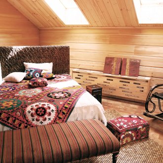 Ξύλινο χαλί σε υπνοδωμάτιο εθνοτικού στυλ