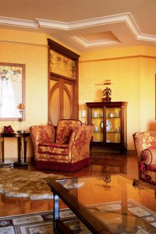 Διαφορετικά χαλιά στο εσωτερικό ενός ρετρό σαλόνι