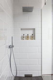 Σχεδιασμένο ντους χωρίς παλέτα με κεκλιμένο πάτωμα