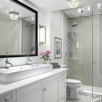 Σχεδιασμός ντους χωρίς παλέτα με γυάλινη πόρτα