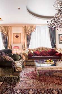 Μεγάλα χαλιά στο κλασικό σαλόνι