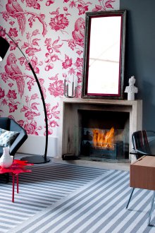 Κόκκινη ταπετσαρία για το καθιστικό