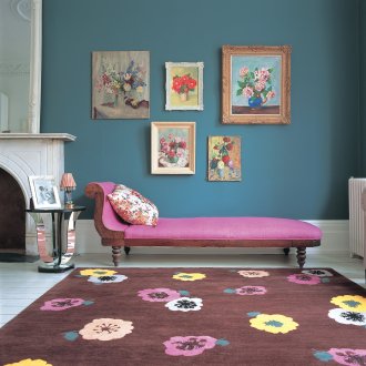 Καφέ χαλί με φωτεινά χρώματα στο εσωτερικό ενός σύγχρονου καθιστικού