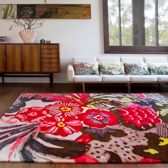 Floral φωτεινό χαλί στο ήσυχο εσωτερικό ενός σύγχρονου καθιστικού