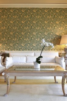 Μπεζ κίτρινο χαλί σε ένα νεοκλασικό σαλόνι