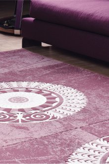 Μωβ και λευκό χαλί στο σαλόνι