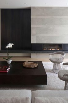 Ανοιχτό γκρι χαλί σε ένα μινιμαλιστικό εσωτερικό