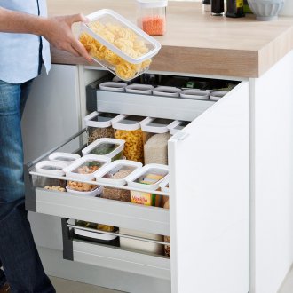 Συμπαγής αποθήκευση των δοχείων στην κουζίνα