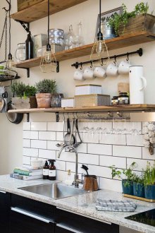 Συμπαγής αποθήκευση στην κουζίνα σοφίτας