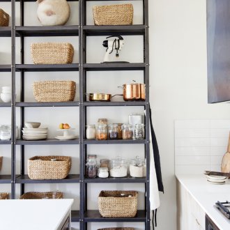 Μεταλλικά ράφια στην κουζίνα