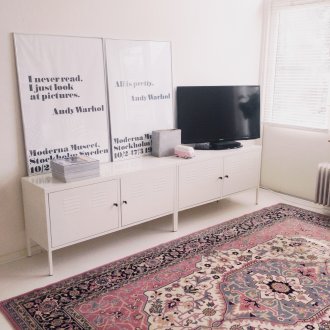 Μοντέρνο χαλί στο σκανδιναβικό εσωτερικό του καθιστικού