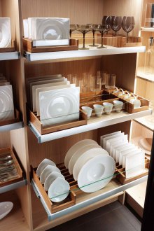 Συμπαγής αποθήκευση των πιάτων στην κουζίνα