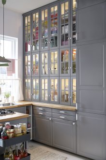 Συμπαγής αποθήκευση στο ντουλάπι της κουζίνας