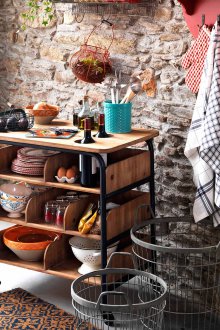 Κινητό τραπέζι με ράφια στην κουζίνα