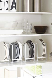 Συμπαγής αποθήκευση των πιάτων στην κουζίνα