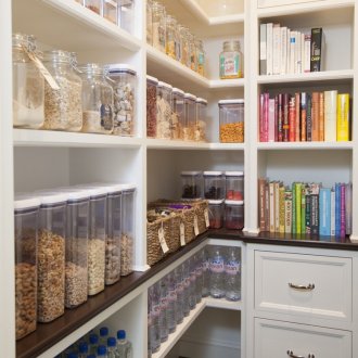 Συμπαγής αποθήκευση στο ντουλάπι γωνιακής κουζίνας