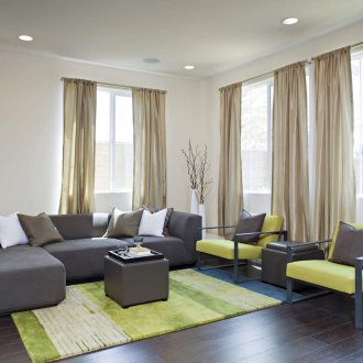 Μπεζ πράσινο χαλί στο σαλόνι