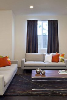 Μαύρο χαλί με χρωματιστές λωρίδες στο σαλόνι