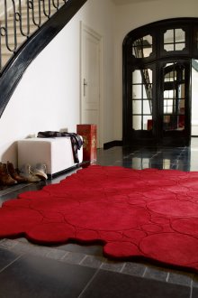 Ασυνήθιστο κόκκινο χαλί στο διάδρομο