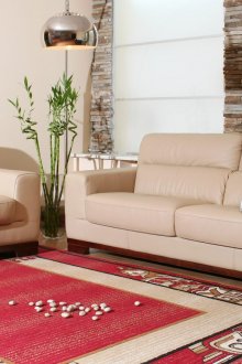 Κρεμασμένο κόκκινο χαλί στο σαλόνι