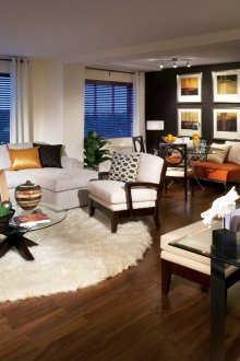 Γύρω χαλί κρέμα σε ένα μικρό διαμέρισμα