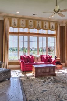 Κρεμαστό γκρι χαλί με σχέδιο σε μεγάλο σαλόνι